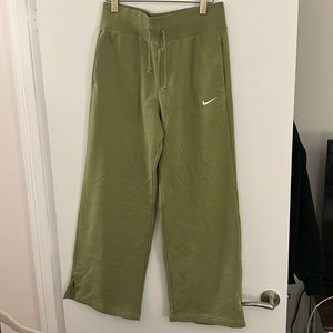 Nike Alligator Wide Leg Sweatpants, size L